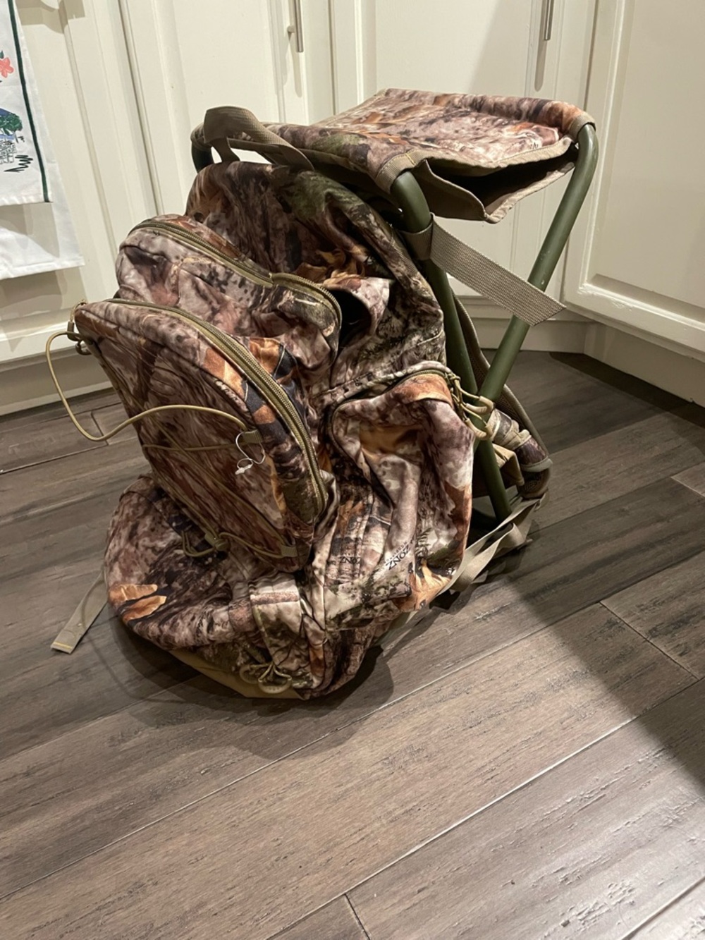 Cabela’s Camo Hunting Backpack w/ Fold-Out Seat Ground Blind Woodlands Pack